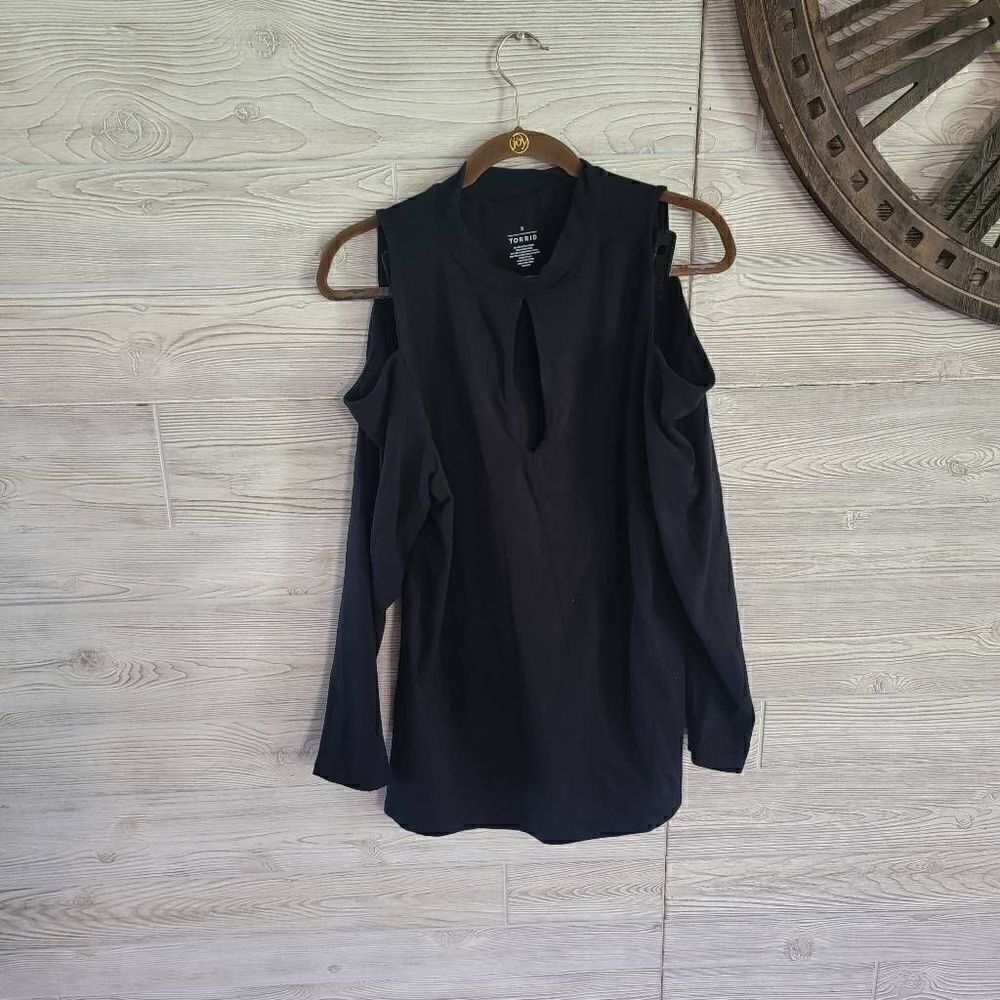 Torrid Cold Shoulder Long Sleeve Top Womens SZ 3 Key Hole Plus Size Black